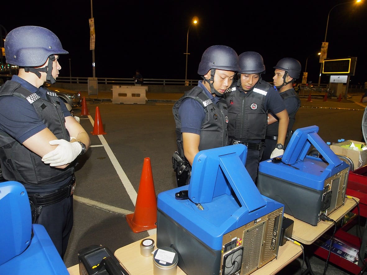 News_Releases_18Oct16_Tuas_CP_-_Arrival_Car_-_Performing_Swab_test_(small)
