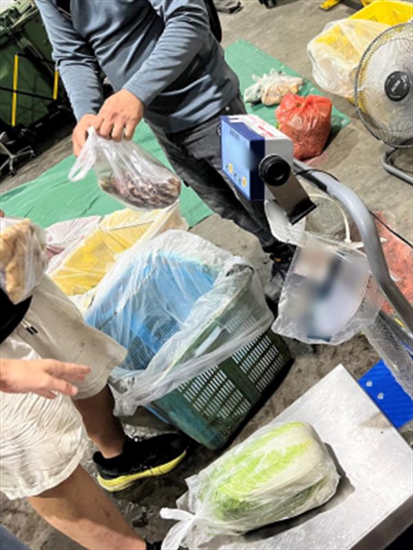 Produce is weighed and the total weight is tallied