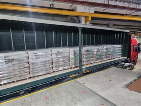220411-01 Malaysian-registered lorry transporting cement consignment