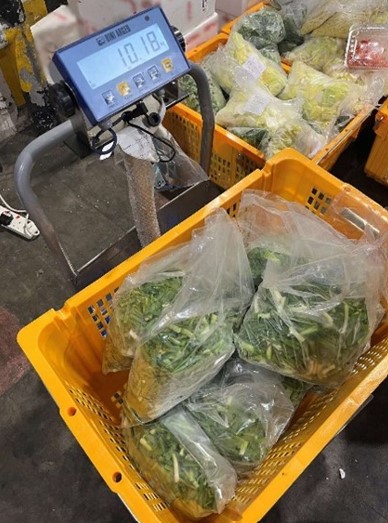 Produce is weighed and the total weight is tallied